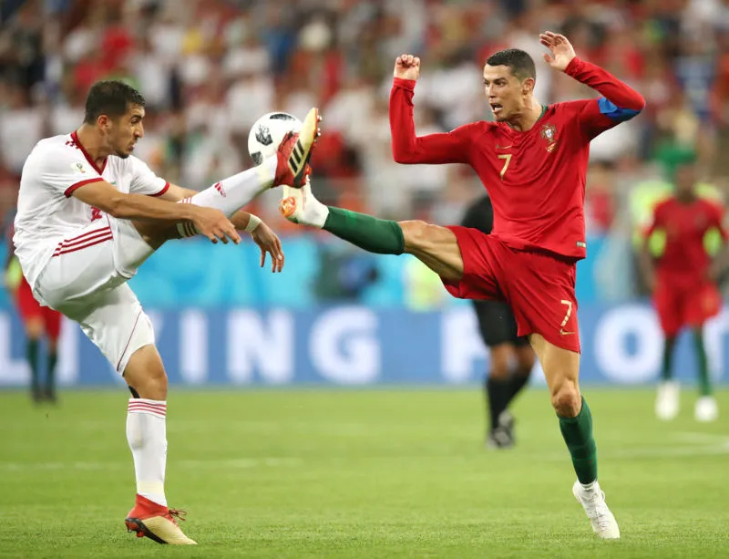 Những pha bóng mạnh bạo là điều Cristiano Ronaldo (phải) phải sẵn sàng trước Uruguay. Ảnh: Getty Images 