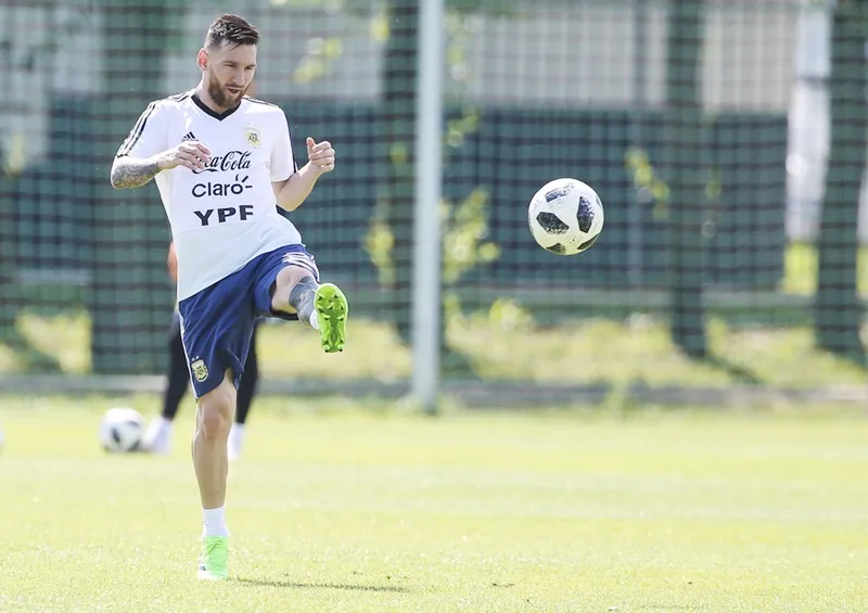 HLV Deschamps không có kế hoạch cụ thể khóa chặt Messi. Ảnh: Getty Images