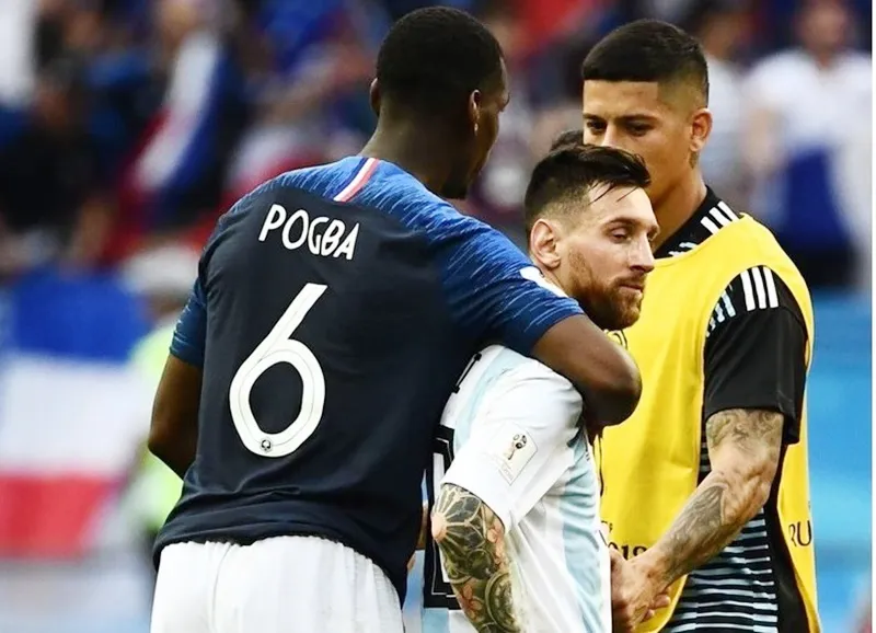 Pogba ôm Messi sau trận. Ảnh: GMS