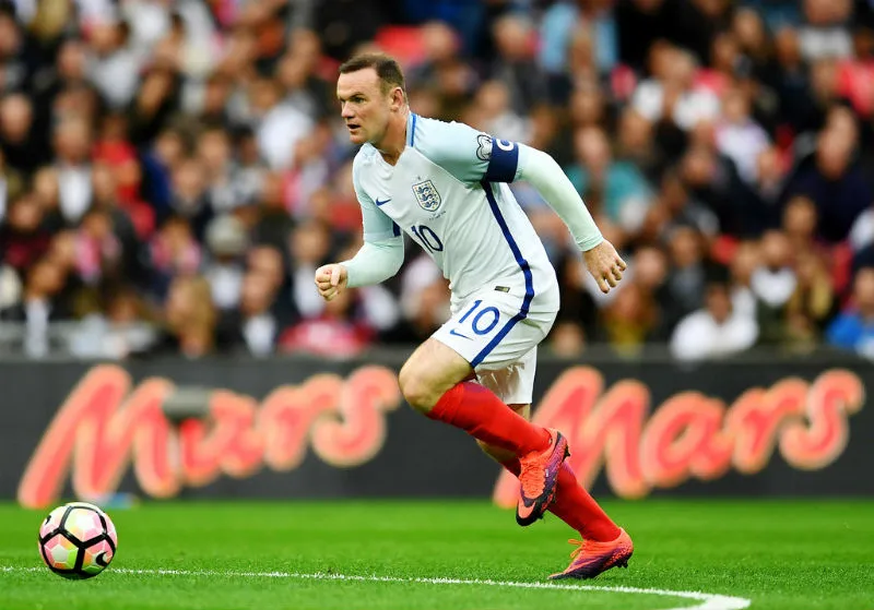 Wayne Rooney khi còn mang băng đội trưởng tuyển Anh. Ảnh: Getty Images