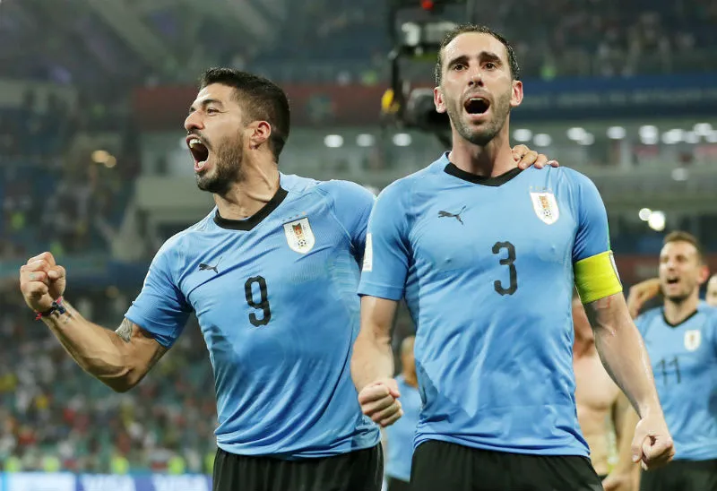 Luis Suarez (trái) tin đội trưởng Diego Godin sẽ chỉ huy tốt hàng phòng ngự khi đối đầu tuyển Pháp. Ảnh: Getty Images