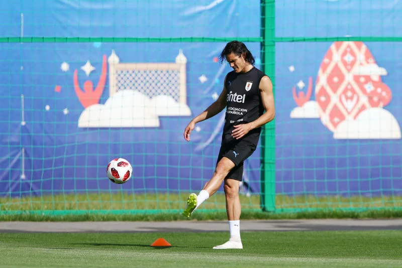 Edinson Cavani khá thoải mái trên sân tập hôm thứ năm. Ảnh: Getty Images