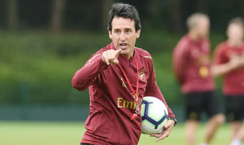 HLV Unai Emery những ngày đầu tiên trên sân tập Arsenal. Ảnh: Getty Images