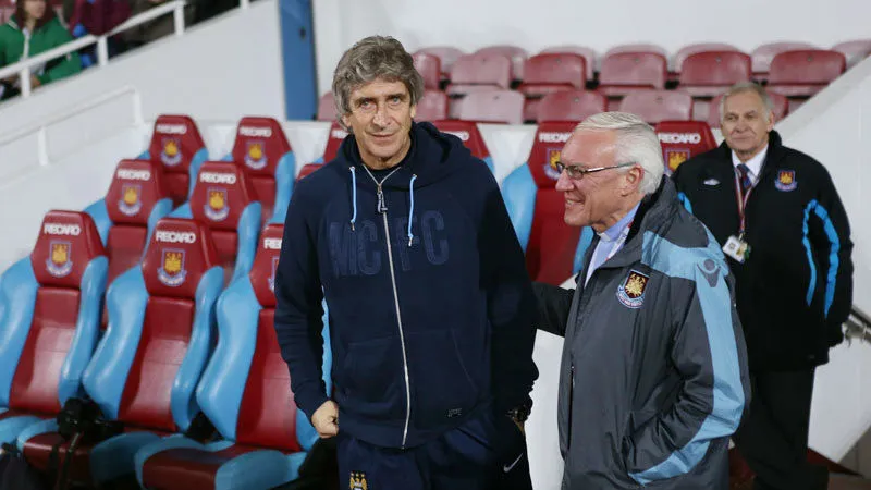 HLV Manuel Pellegrini (trái) đang xây dựng West Ham thành một thế lực. Ảnh: Getty Images