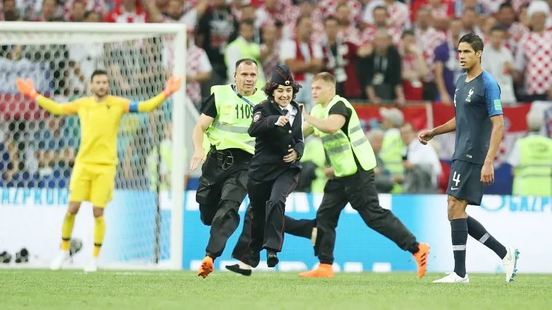 Những kẻ lao vào phá đám ở trận chung kết World Cup. Ảnh Sports Keeda