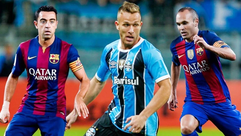 Arthur có thể khỏa lấp vị trí Iniesta, nhưng Barca vẫn “khuyết” vị trí Xavi để lại. Ảnh AS.