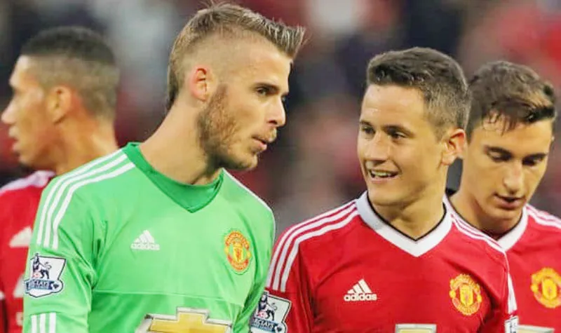 Ander Herrera (phải) tin David de Gea sẽ cùng anh ở lại Man.United. Ảnh: Getty Images