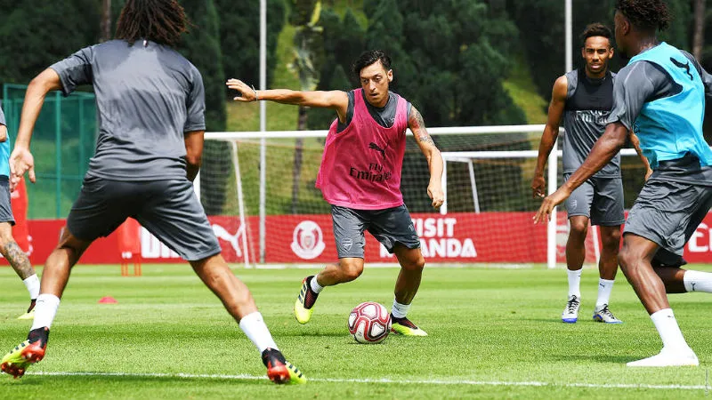 Mesut Oezil rất tập trung ngay khi trở lại sân tập. Ảnh: arsenal.com