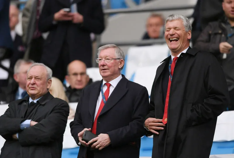 Sir Alex Ferguson (giữa) sẵn sàng trở lại khán đài Old Trafford để cổ vũ đội bóng cũ. Ảnh: Getty Images