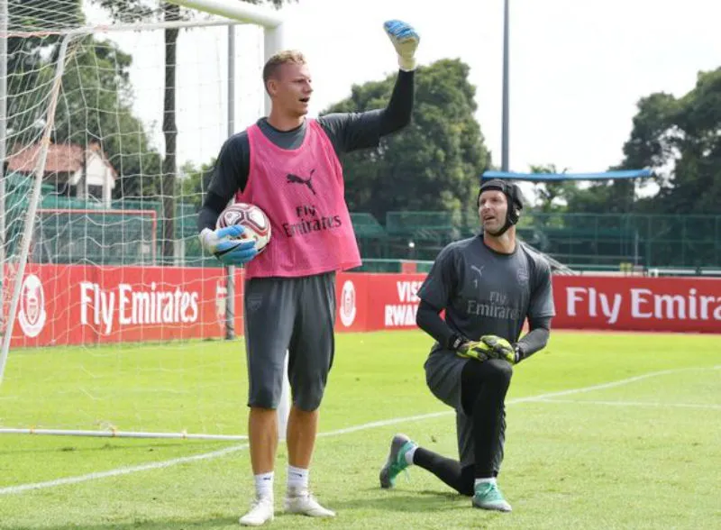 Bernd Leno (trái) và Petr Cech trên sân tập. Ảnh: Arsenal FC via Getty