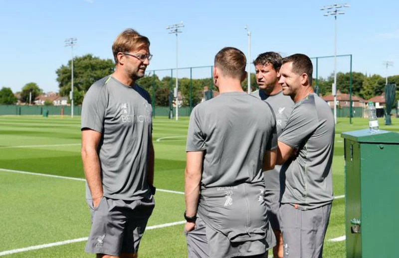 HLV Jurgen Klopp thảo luận với các cộng sự trên sân tập. Ảnh: liverpoolecho