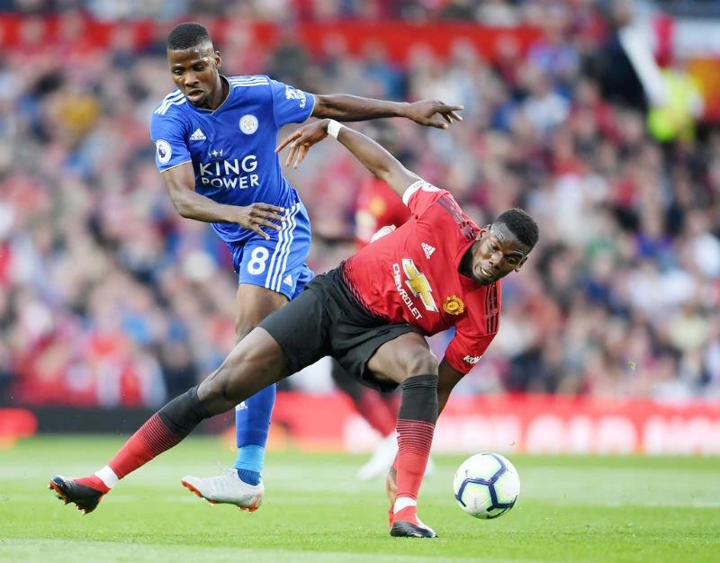 Paul Pogba (phải) thi đấu tập trung và quyết tâm ở trận khai mạc. Ảnh: Getty Images 