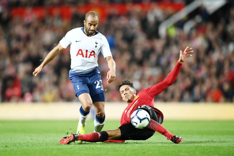 Hình ảnh tiêu biểu của thất bại, Chris Smalling té ngã để Lucas Moura thoát xuống ấn định chiến thắng. Ảnh: Getty Images