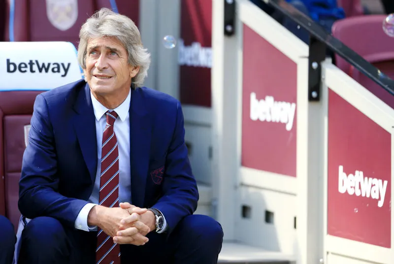HLV Manuel Pellegrini vẫn bình tĩnh bất chấp khủng hoảng. Ảnh: Getty Images