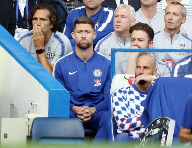 Gary Cahill thất vọng trên băng ghế dự bị. Ảnh: The Sun