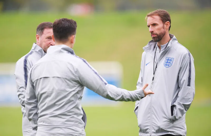 HLV Gareth Southgate và các cộng sự thảo luận trên sân tập. Ảnh: Getty Images