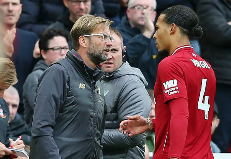 HLV Jurgen Klopp đã khá lo lắng khi phải rút Virgil van Dijk khỏi sân. Ảnh: Getty Images 