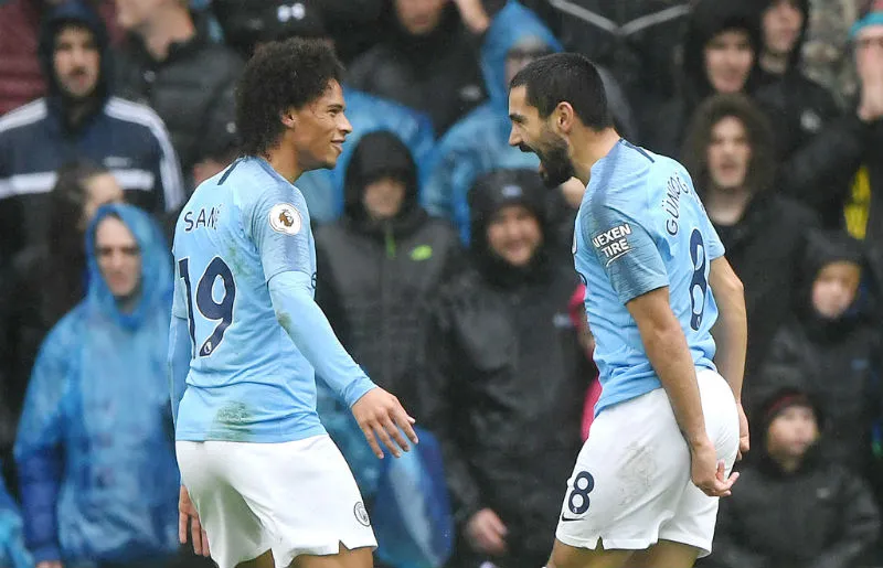 Ilkay Gundogan (phải) mừng bàn thắng góp công vào kết quả ấn tượng tại Cardiff City. Ảnh: Getty Images