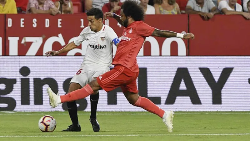 Marcelo luôn đuối sức trước những pha đi bóng của Navas. Ảnh Marca.