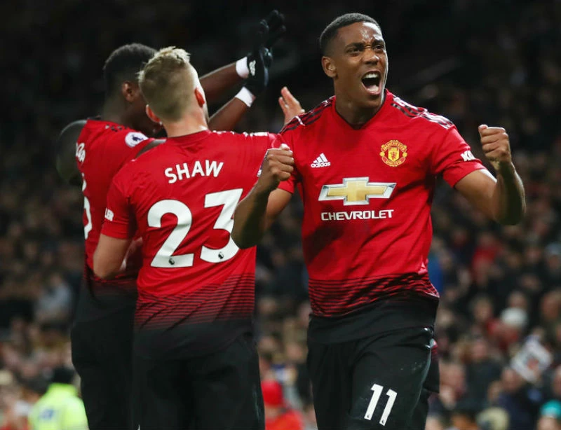 Anthony Martial và cầu thủ Man.United ăn mừng nỗ lực ngược dòng. Ảnh: Getty Images 