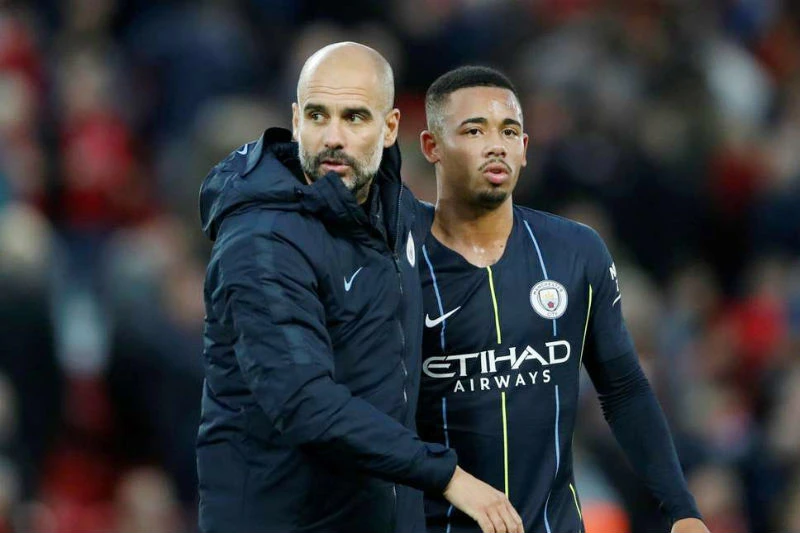 HLV Pep Guardiola đã xin lỗi Gabriel Jesus sau trận. Ảnh: Getty Images 