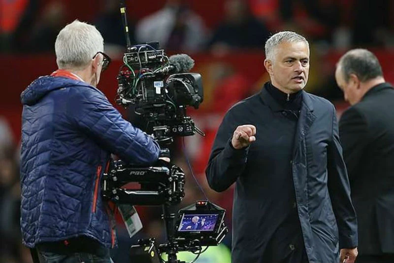 Hành vi dẫn đến Jose Mourinho bị buộc tội. Ảnh: newyorktimesmedia.com