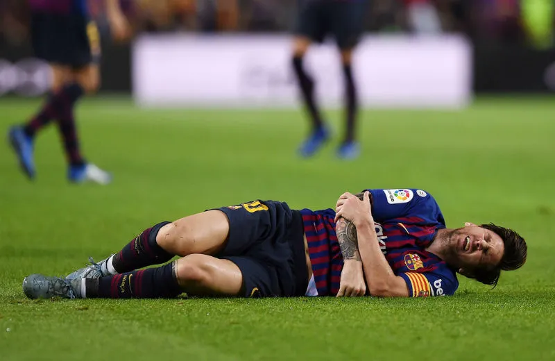 Lionel Messi rất đau đớn sau chấn thương. Ảnh: Getty Images 