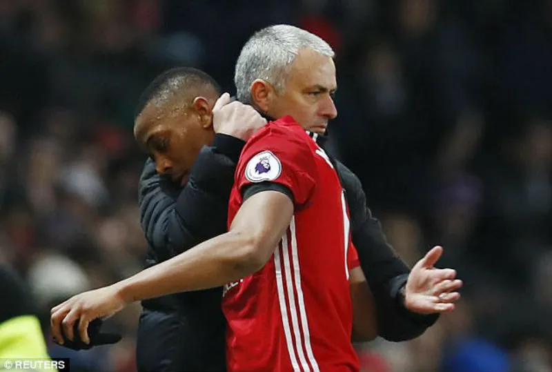 Hình ảnh thân thiện khi HLV Jose Mourinho thay Anthony Martial ở trận gặp Chelsea. Ảnh: Getty Images