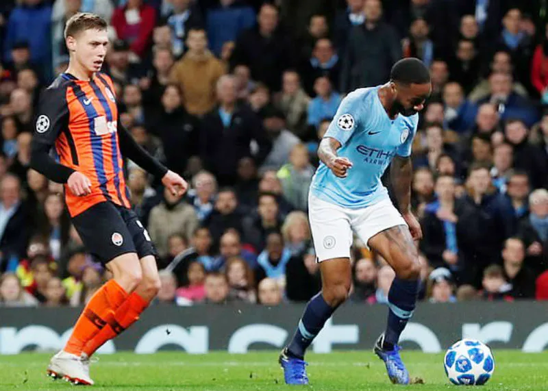 Cận cảnh nỗ lực sút bóng lỗi của Raheem Sterling. Ảnh: Reuters