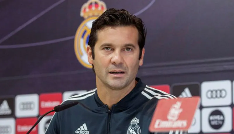 HLV Santiago Solari vẫn đang hồi hộp chờ quyết định từ Real. Ảnh: Getty Images