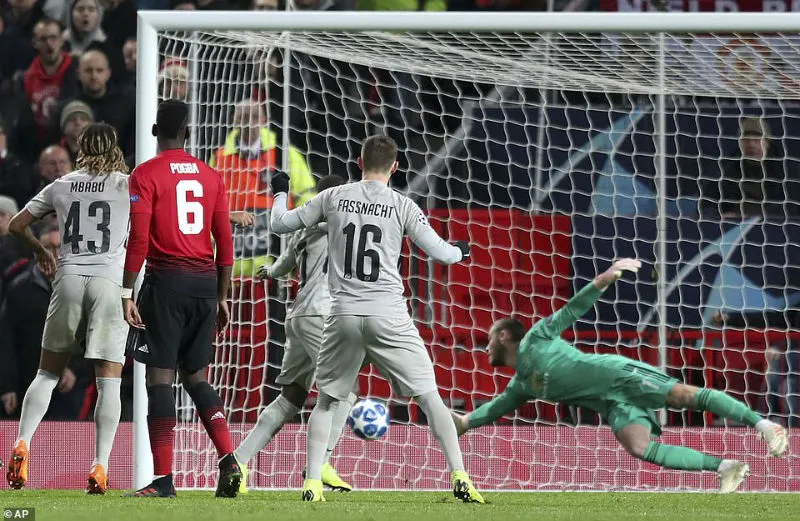 Pha cứu bóng khó tin của David De Gea. Ảnh: PA