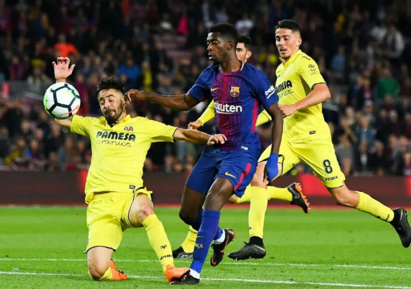 Ousmane Dembele (Barcelona) xông xáo giữa hàng phòng ngự Villarreal. Ảnh: Getty Images