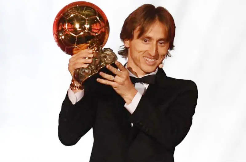 Luka Modric hạnh phúc bên giải thưởng Quả bóng vàng. Ảnh: Getty Images
