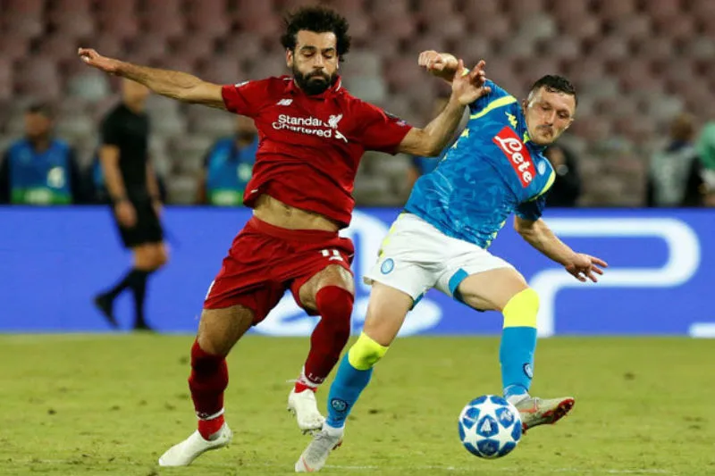 HLV Jurgen Klopp hy vọng Liverpool (trái) sẽ có được diễn biến hoàn hảo để đánh bại Napoli. Ảnh: Getty Images