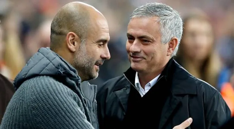 Pep Guardiola và Jose Mourinho trong lần đối đầu gần nhất hồi giữa tháng 11, với Man.City giành chiến thắng 3-1 trên sân nhà. Ảnh: Getty Images
