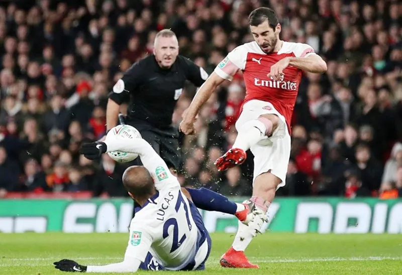 Pha bóng dẫn đến chấn thương nghiêm trọng của Henrikh Mkhitaryan (phải). Ảnh: PA