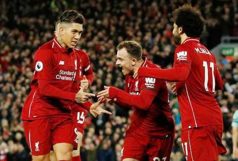 Lần này, đến lượt Roberto Firmino (trái) sắm vai người hùng của Liverpool. Ảnh: Getty Images