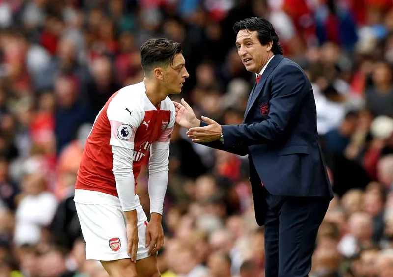 HLV Unai Emery và Mesut Oezil đang tồn tại mối quan hệ bất ổn? Ảnh: Getty Images