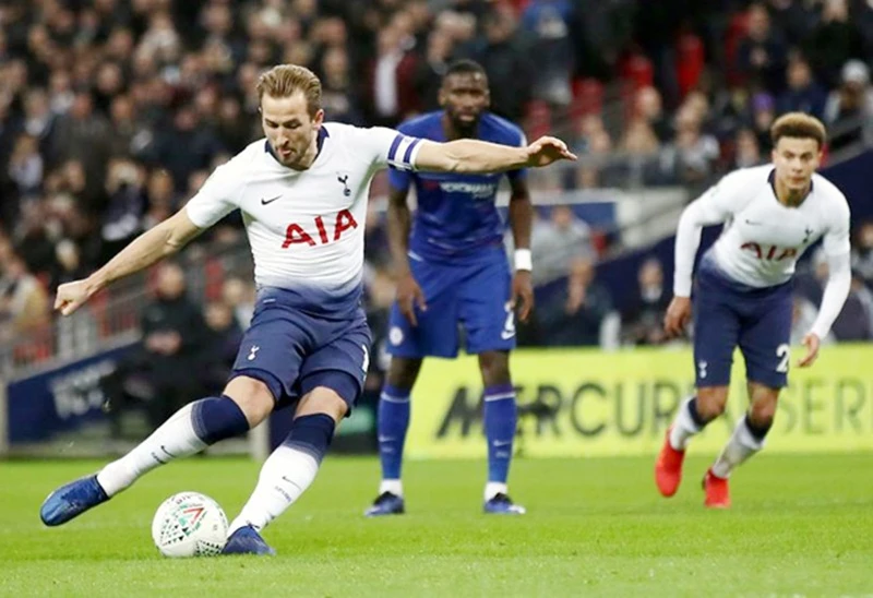 Harry Kane sút thắng quả phạt đền tranh cãi. Ảnh: Getty Images 