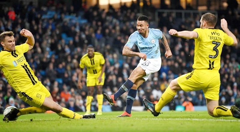 Gabriel Jesus ghi 4 bàn để giúp Man.City nhấn chìm Burton Albion. Ảnh: Getty Images 