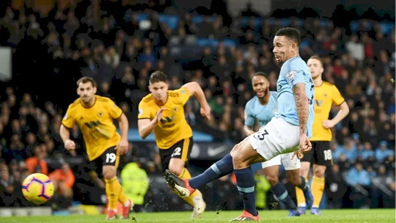 Gabriel Jesus nâng tỷ số từ chấm phạt đền. Ảnh: Getty Images