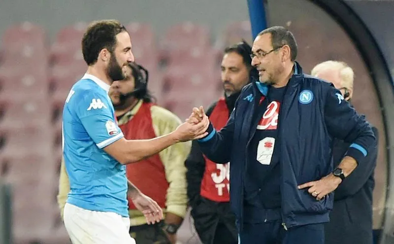 HLV Maurizio Sarri sẽ sớm tái hợp với Gonzalo Higuain tại Chelsea? Ảnh: Getty Images
