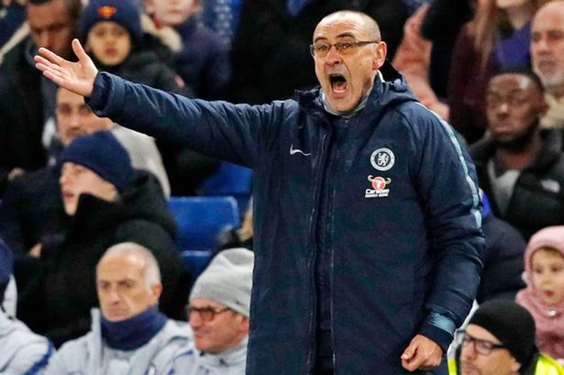 Sự giận dữ của Maurizio Sarri ngoài sân không tạo được tác động. Ảnh: Getty Images