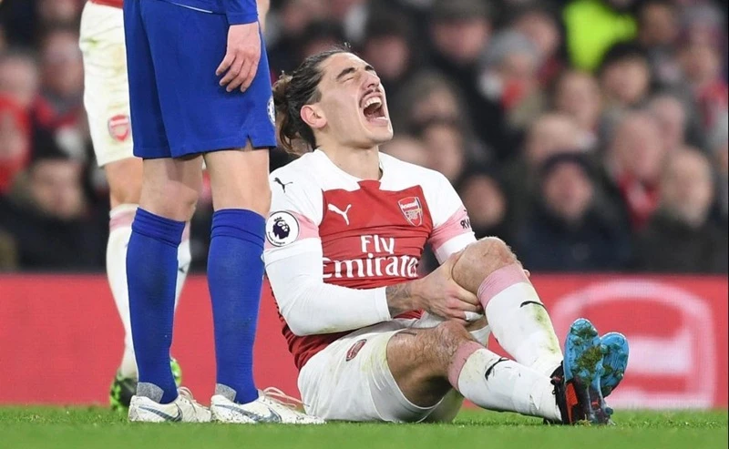 Hector Bellerin phải nghỉ đến 9 tháng vì tổn thương dây chằng đầu gối. Ảnh: Getty Images