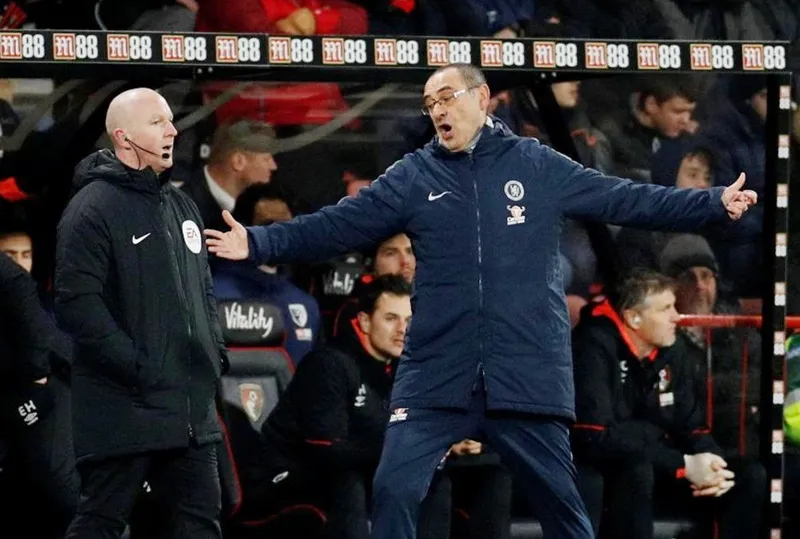 HLV Maurizio Sarri bất lực chứng kiến màn sụp đổ. Ảnh: Reuters