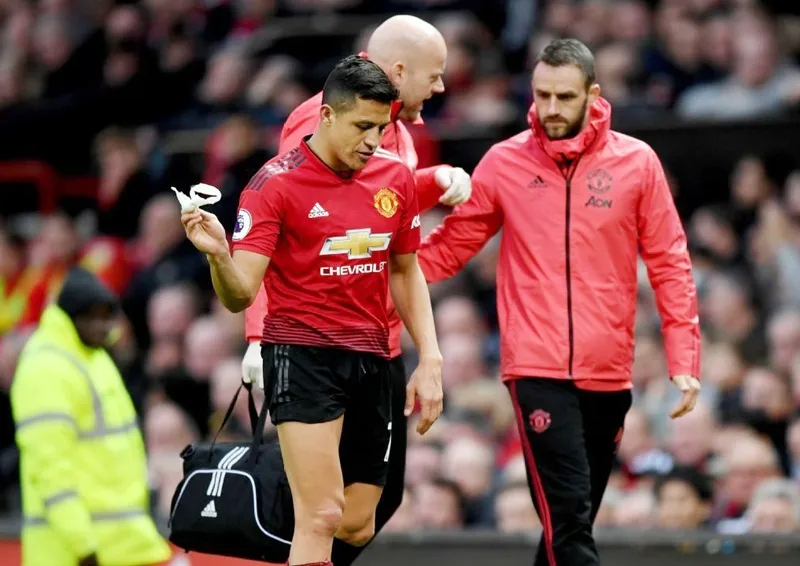 Biểu hiện của Alexis Sanchez cho thấy đó là chấn thương không nhẹ. Ảnh: Getty Images 