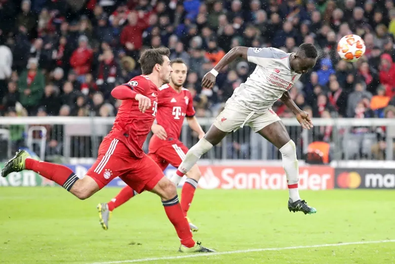 Sadio Mane tung cú đấm quyết định giúp Liverpool hạ gục Bayern Munich. Ảnh: The Sun
