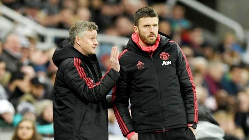 Michael Carrick (phải) thừa nhân học hỏi được nhiều từ Ole Gunnar Solskjær. Ảnh: Getty Images 