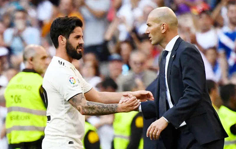 HLV Zinedine Zidane chúc mừng màn trở lại ấn tượng của Isco. Ảnh: Getty Images