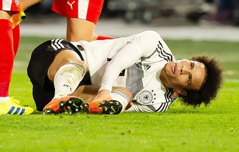 Leroy Sane đã may mắn tránh khỏi chấn thương nghiêm trọng. Ảnh: Getty Images